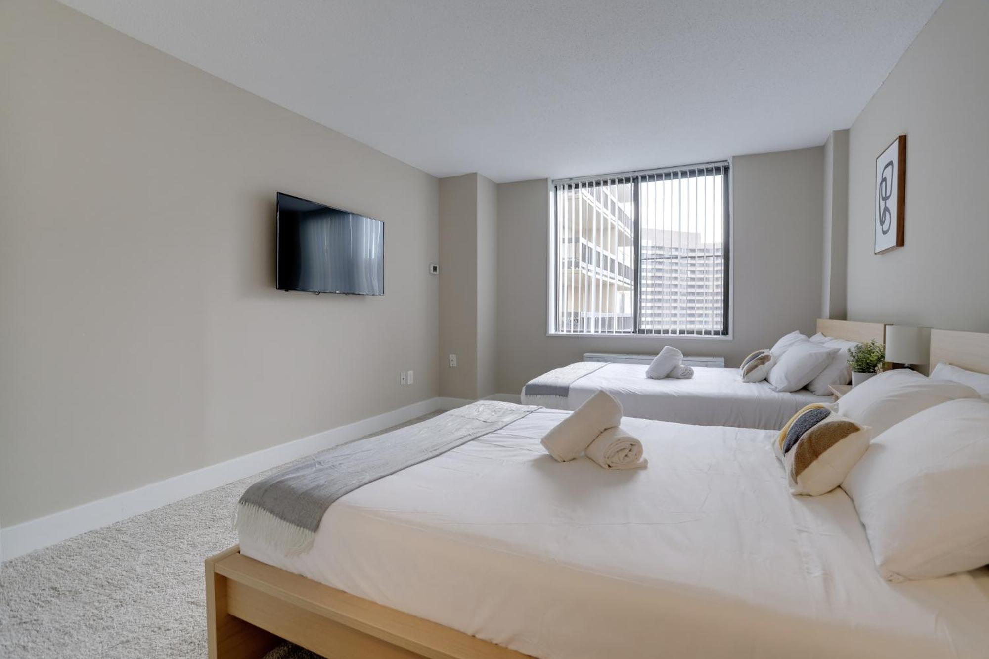 Elegant For Business Travelers At Crystal Apartment