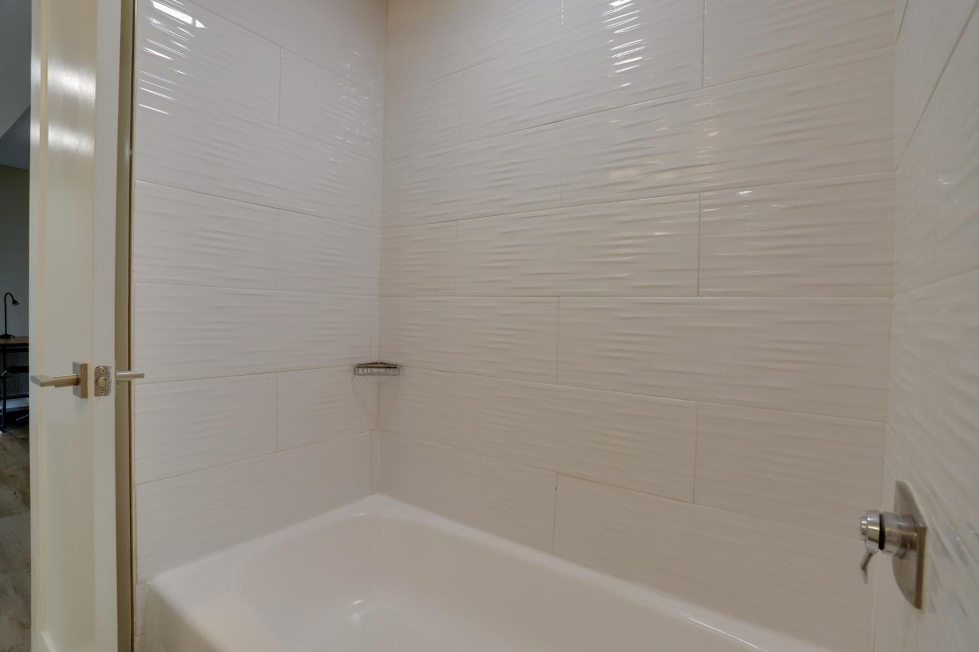 Elegant For Business Travelers At Crystal Apartment